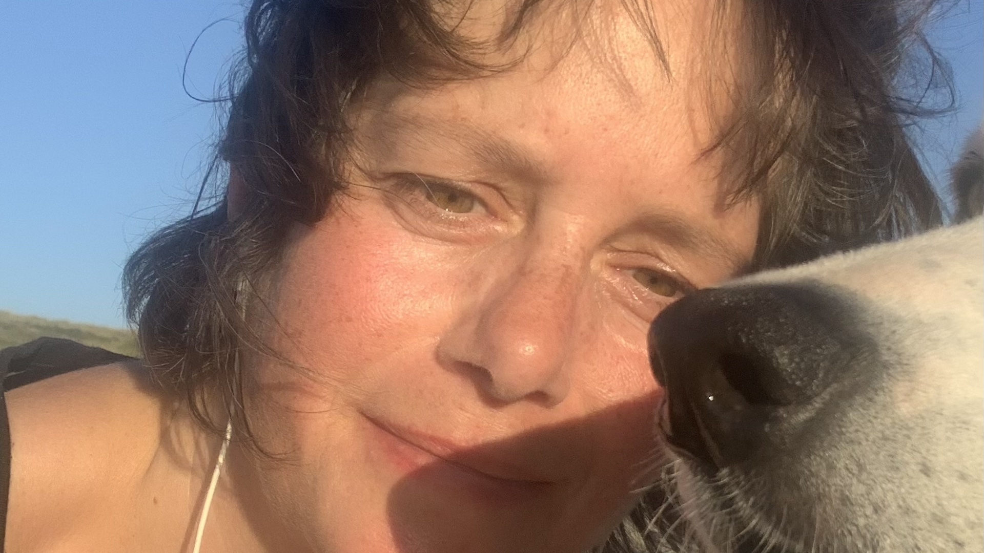 Nahaufnahme Frauenportrait mit Hundeschnauze