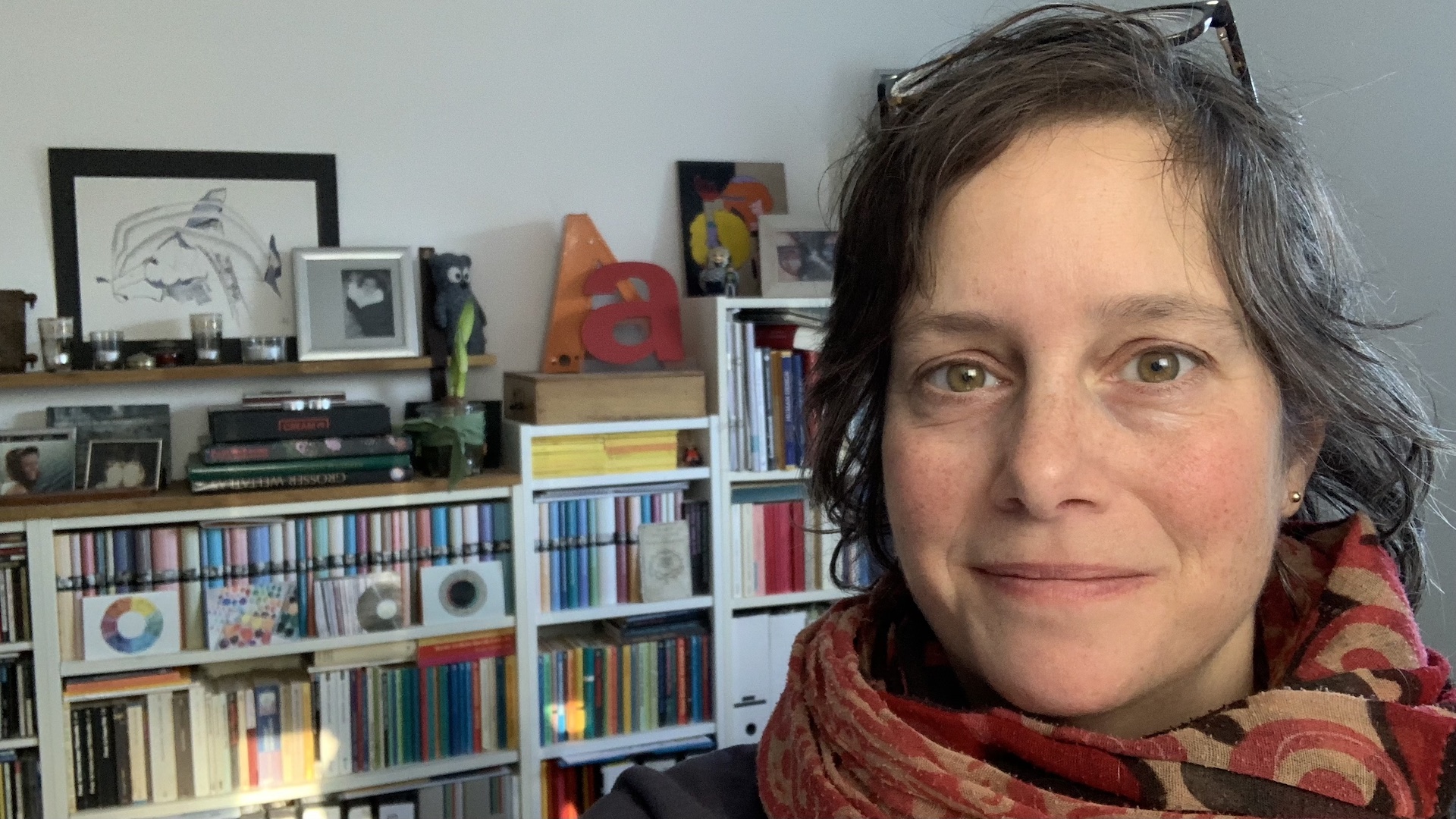 Porträt Frau vor einem Bücherregal