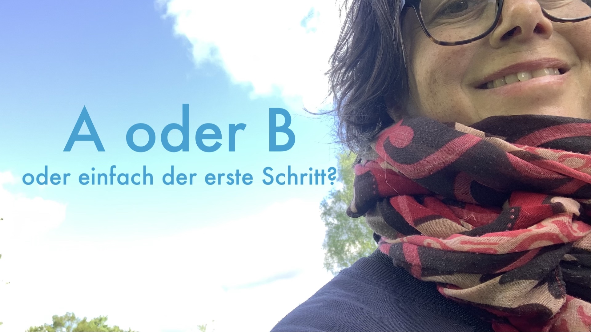 Rechts angeschnitten der Torso / Gesicht einer Frau, links steht die Frage in Blau vor blauem Himmel "A oder B oder einfach der erste Schritt?"