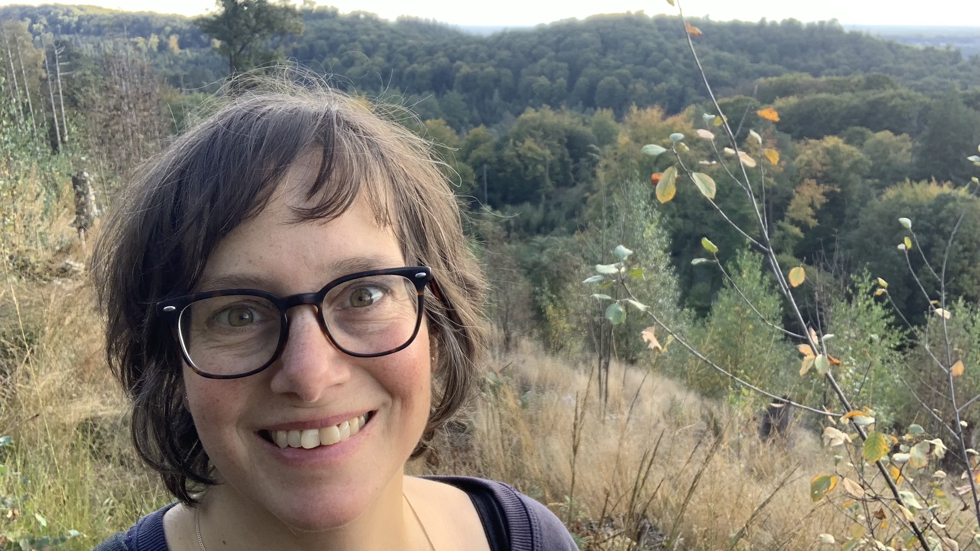 Portrait Katja Reetz vor dem herbstlichen Teutoburger Wald