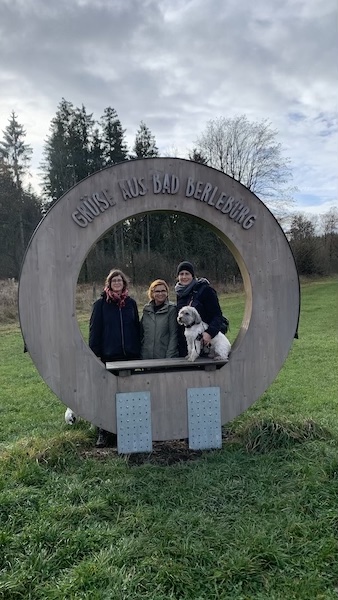 Foto-Punkt in Bad Berleburg, Sauerland, drei Frauen mit Hund.