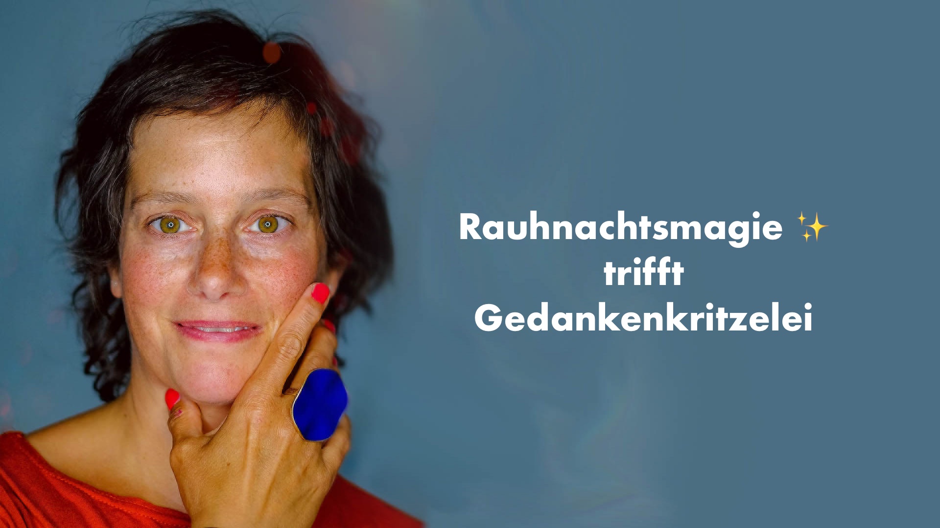 Portrait Katja Reetz, im linken Bildteil, rechts die Überschrift in weiß Rauhnachtsmagie trifft Gedankenkritzelei, Hintergrund blaugrau