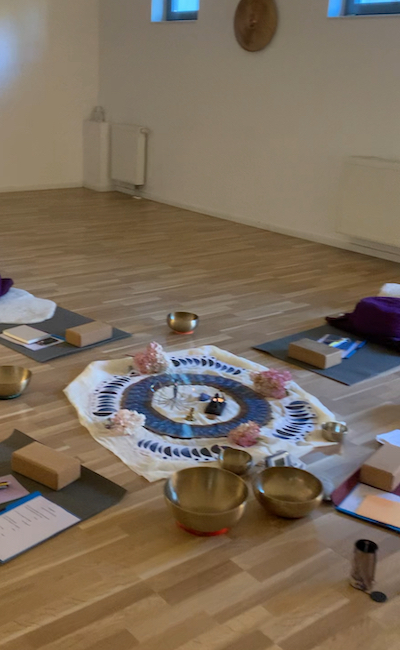 Tagesworkshop Soulment - Kreismitte mit 4 Yogamatten, Klangschalen und Orakelkarten. 