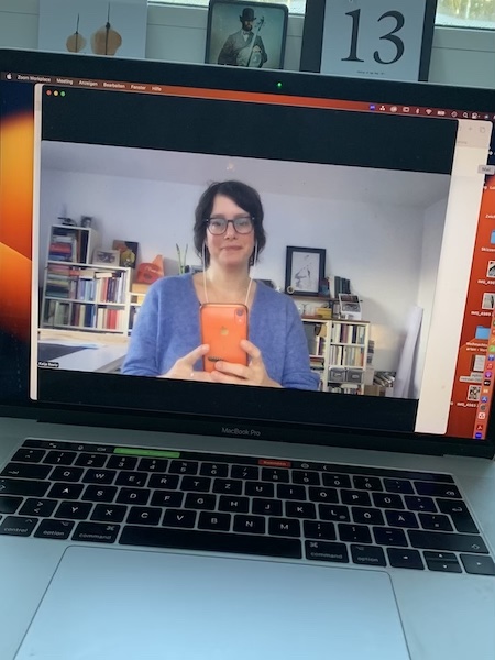 Selbstportrait Katja Reetz bei einem vor einen Online-Coaching / Zoom-Meeting.