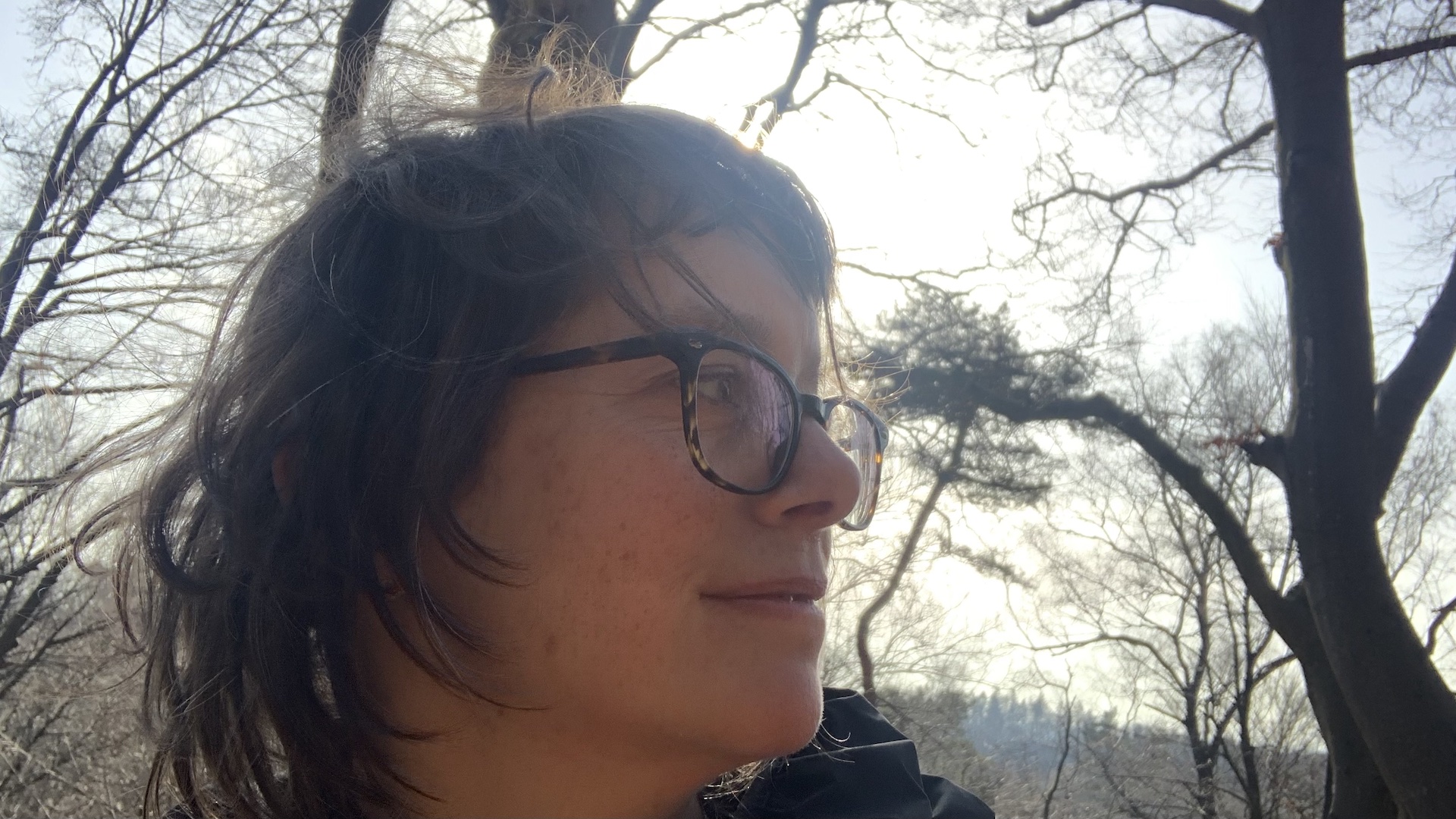 Seitenprofil von Katja Reetz im Wald; der Blick ist klar in die Ferne gerichtet, passend zum Thema Klarheit durch Bewegung und neue Perspektiven.