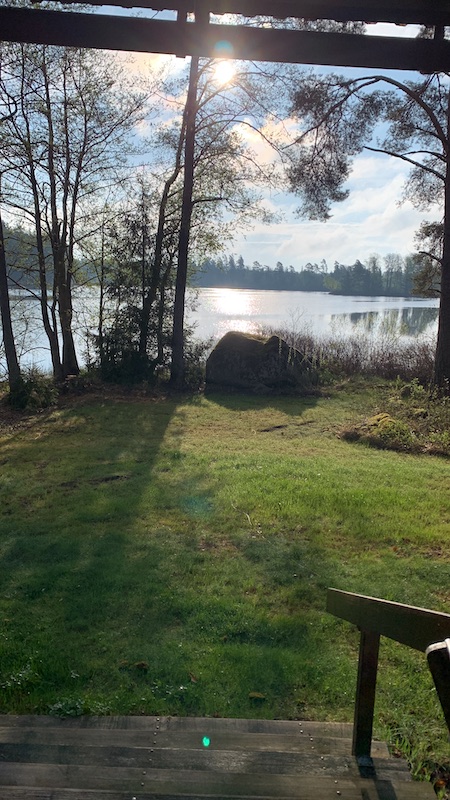 Bei Sonnenaufgang, Blick von der Terrasse meines schwedischen Holzhäuschen direkt auf den See. Das kommt meiner Vision von Glück  schon ziemlich nahe. 
