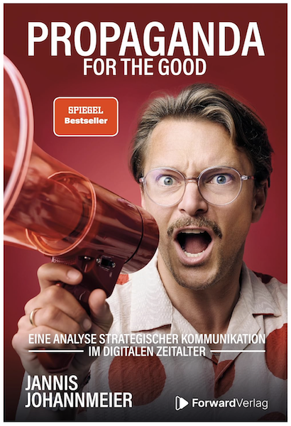 Buchcover "Propaganda for the good", darauf abgebildet Jannis Johannmeier mit Megafon in der linken Hand und einem Blick mit weit aufgerissenen Augen in die Kamera.