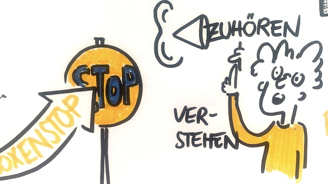 Handgezeichnete Sketchnote: Links zeigt ein Pfeil mit der Aufschrift „Boxenstop“ auf ein gelbes Stop-Schild. Rechts zeigt eine gezeichnete Figur mit einem Ohr-Symbol auf die Begriffe „Zuhören“ und „Verstehen“.