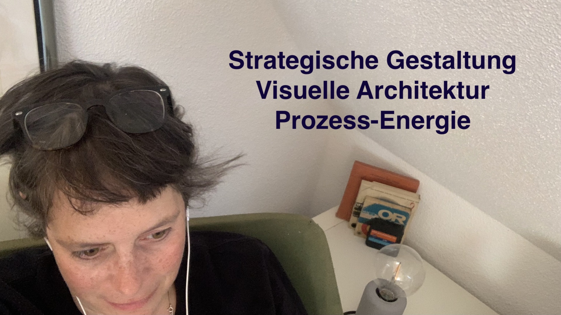 Das Foto zeigt Katja Reetz in einer Beratung. Konzentriert und präsent.