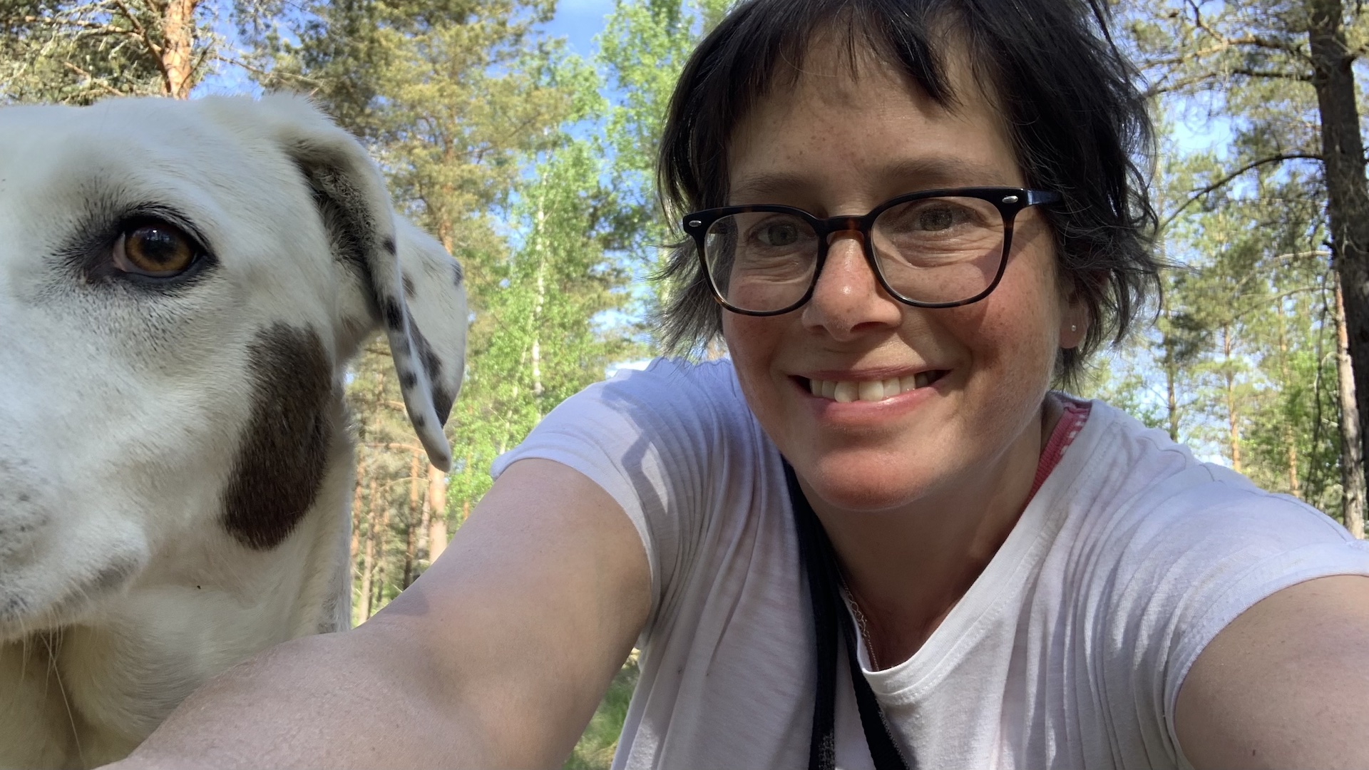 Selbstporträt von Katja Reetz mit ihrer Hündin Elli. Bei gucken in die Kamera und sprühen vor Lebensfreude.