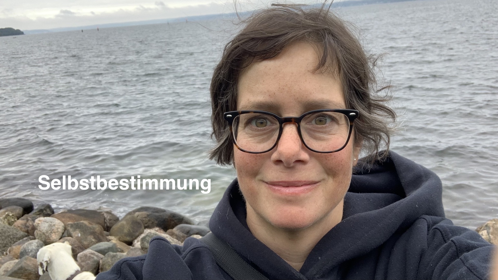 Selbstporträt Katja Reetz vor der Flensburger Förde.