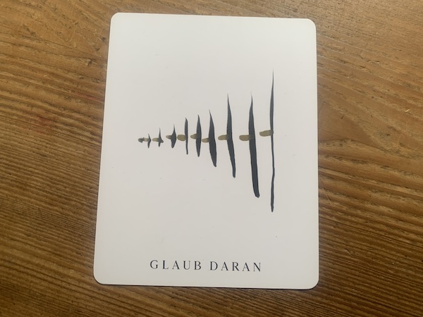 Eine Karte aus dem Kartenset "Seelen-Impulse" auf einer stabilen Holzunterlage. Thema: Glaub dran. Diese Aufforderung löst ein Reihe positiver Gedanken in mir aus. 
