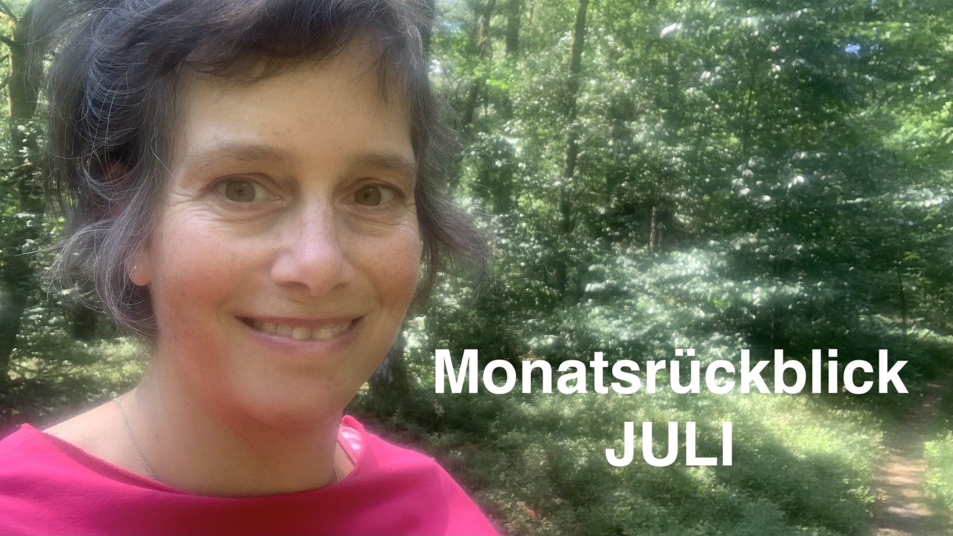 Selbstporträt Katja Reetz mit pinken Oberteil in mitten des Waldes