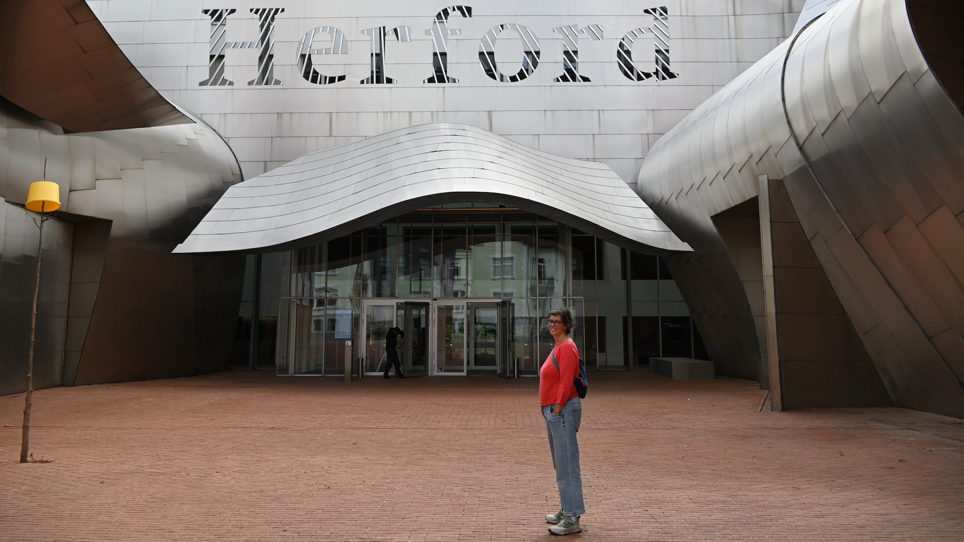 Katja Reetz steht vor dem Eingang des Museums Marta in Herford.