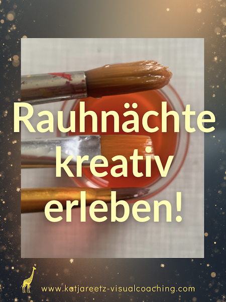 Drei Pinsel schweben über einem orange gefärbten Wasserglas. Darüber steht der der Titel: Rauhnächte kreativ erleben. 