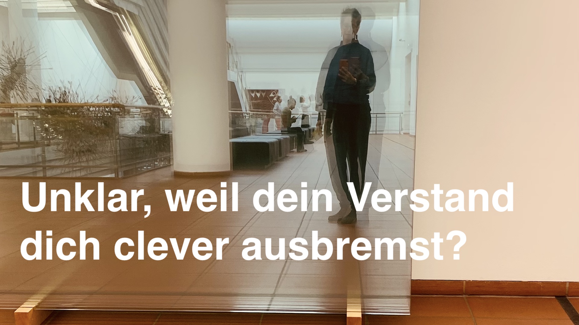 Verzerrtes Spiegelbild von einer Person, darüber der Titel: Unklar, weil dein Verstand dich clever ausbremst?